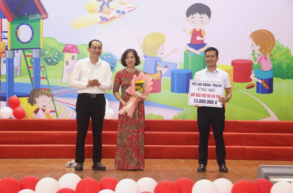 Sở Lao động-Thương binh và Xã hội tỉnh Hưng Yên ủng hộ Quỹ Bảo trợ trẻ em tỉnh Hưng Yên.