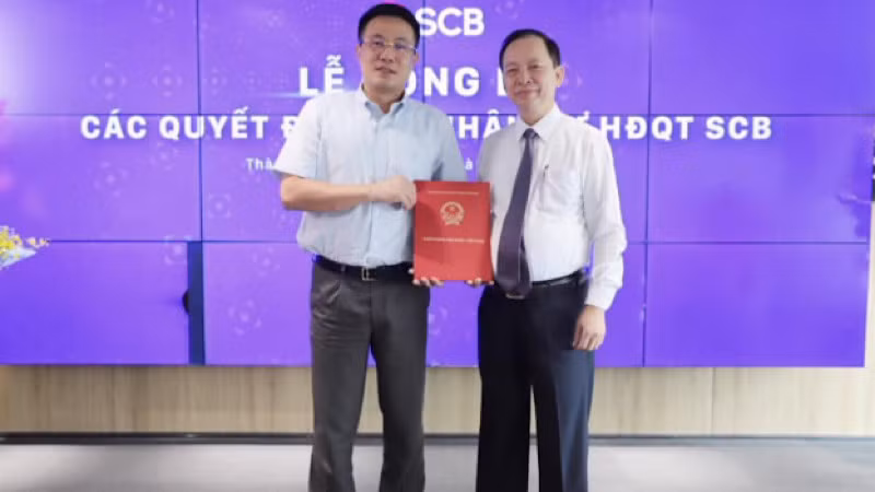Phó Thống đốc Đào Minh Tú trao quyết định thôi chỉ định chức Chủ tịch Hội đồng quản trị SCB cho ông Vũ Anh Đức.