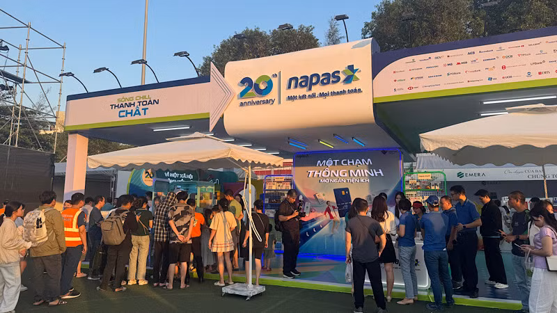 Ngay buổi chiều ngày 5/10, rất nhiều bạn trẻ đã xếp hàng tham dự.