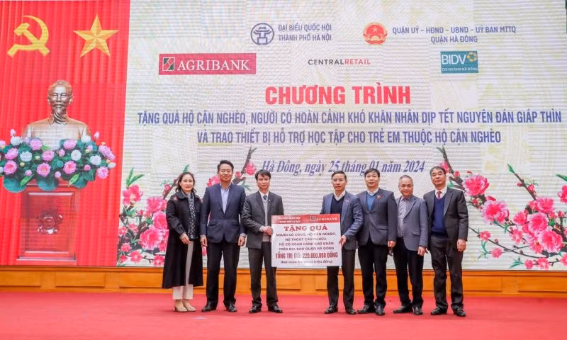 Đồng chí Phạm Đức Ấn trao tặng quà của Agribank hỗ trợ hộ cận nghèo, đối tượng chính sách quận Hà Đông (Hà Nội).