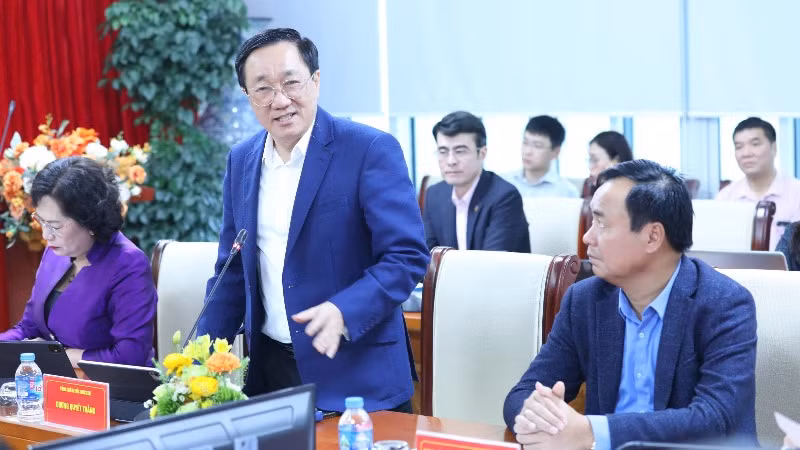 Tổng giám đốc Ngân hàng Chính sách xã hội Dương Quyết Thắng báo cáo tại cuộc họp.