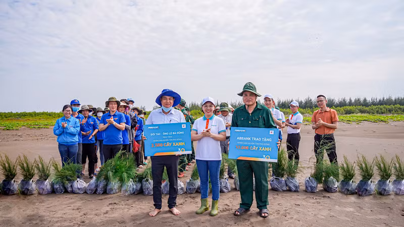 ABBANK trao tặng cây xanh.
