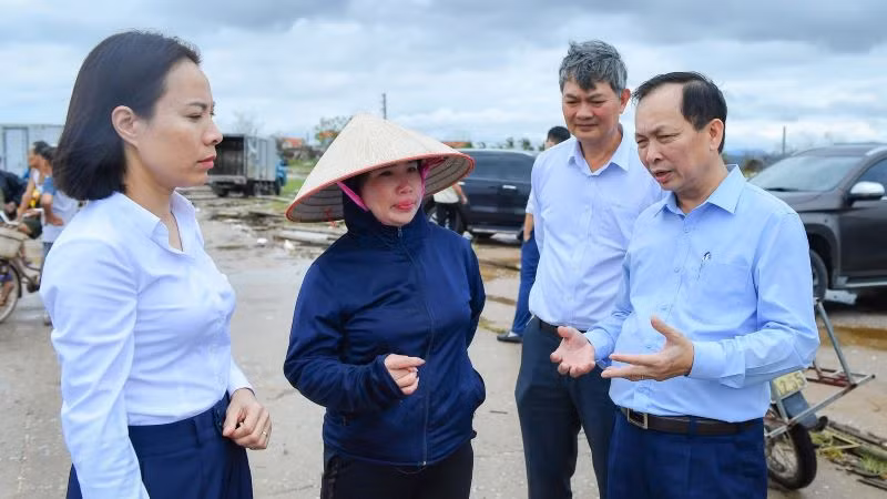 Đoàn công tác đã tới thăm, chia sẻ và động viên đối với một số hộ dân nuôi trồng thuỷ sản tại thị xã Quảng Yên (Quảng Ninh) bị ảnh hưởng nặng nề bởi cơn bão số 3.