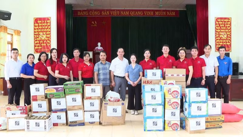 Cán bộ, người lao động Agribank ủng hộ kịp thời các nhu yếu phẩm thiết yếu hỗ trợ người dân tại các vùng bão, lũ.