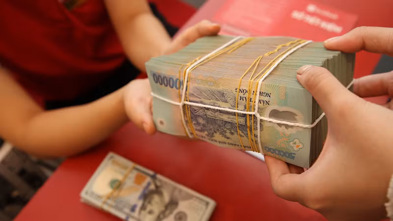 Các ngân hàng thương mại vẫn cho khách hàng vay tiền mua nhà với tài sản thế chấp.