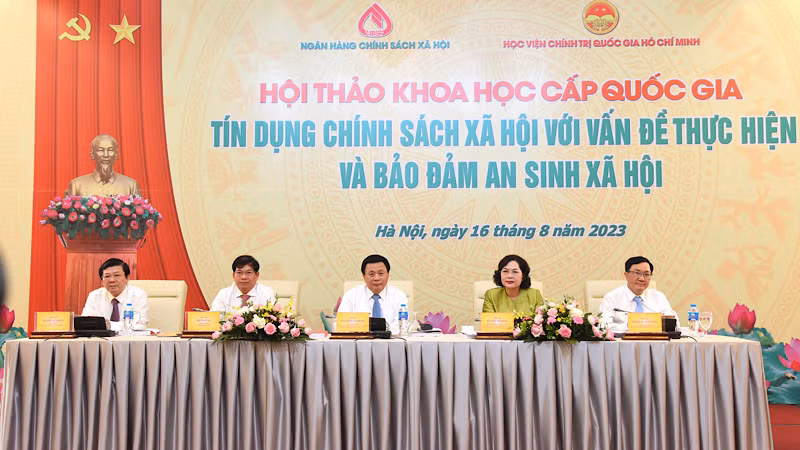 Đoàn Chủ tịch điều hành Hội thảo.