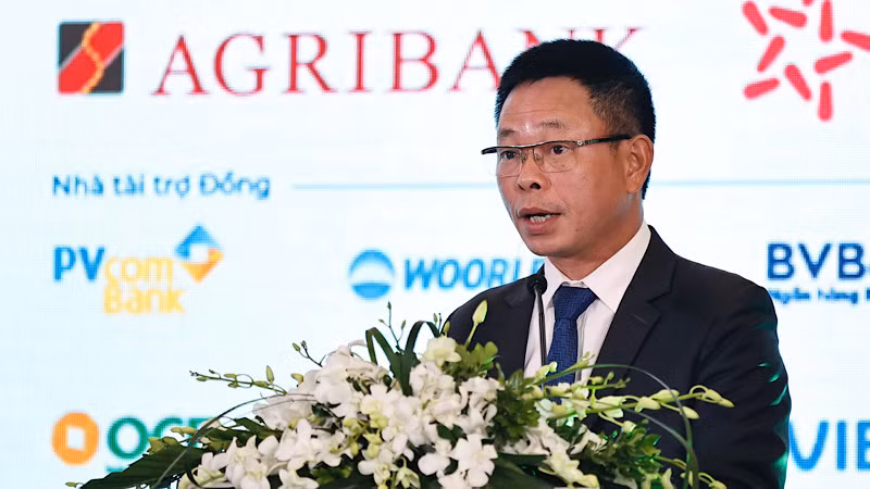 Nhà báo Phùng Công Sưởng, Tổng Biên tập Báo Tiền Phong phát biểu.