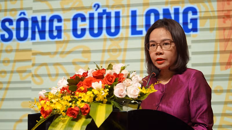 Bà Hà Thu Giang báo cáo tại Hội nghị.