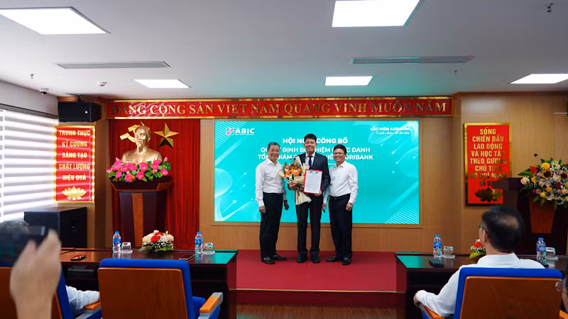 Công bố chức danh Tổng Giám đốc Bảo hiểm Agribank cho ông Nguyễn Hồng Phong.