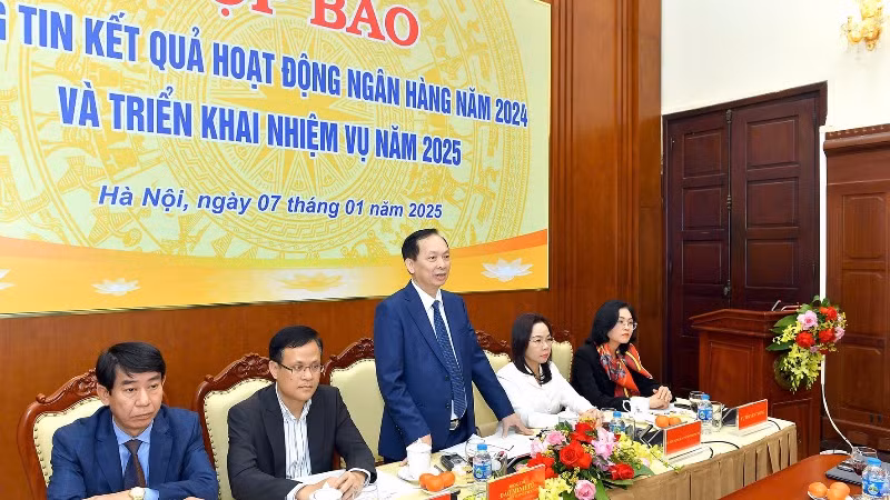 Phó Thống đốc Thường trực Ngân hàng Nhà nước Đào Minh Tú phát biểu tại cuộc họp báo. Phó Thống đốc Thường trực Ngân hàng Nhà nước Đào Minh Tú phát biểu tại cuộc họp báo.