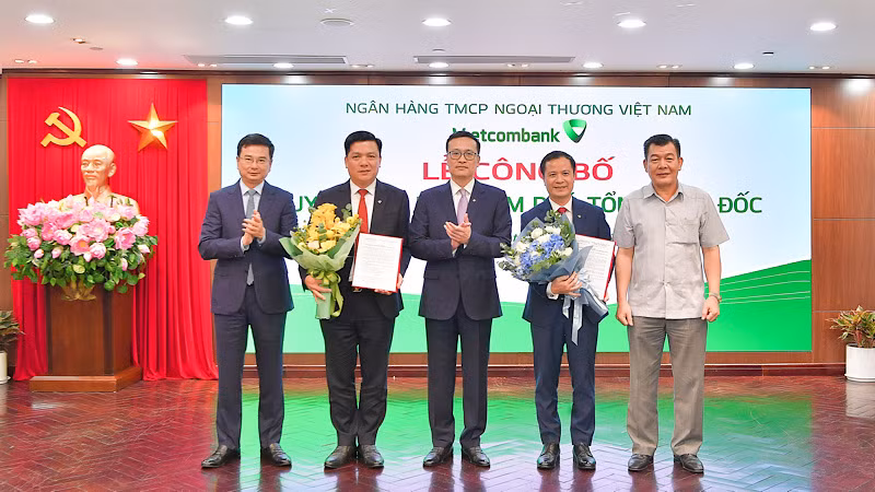 Các đại biểu trao quyết định và tặng hoa chúc mừng hai Phó Tổng Giám đốc Vietcombank