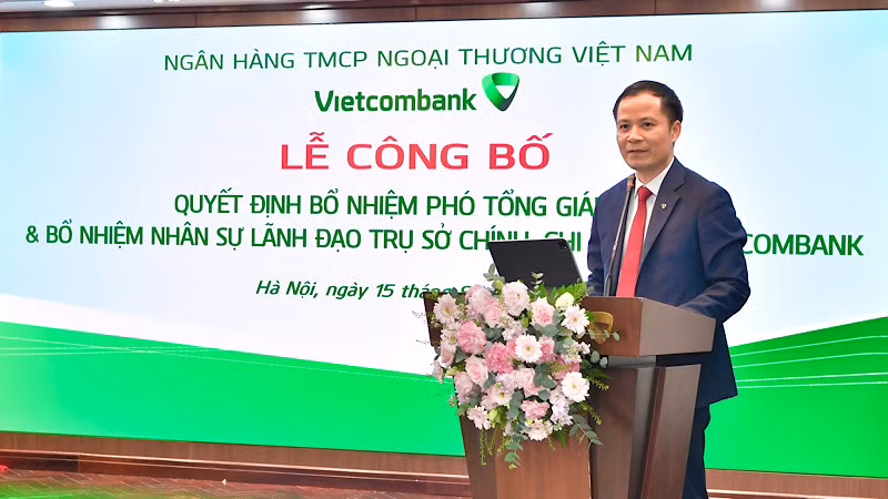 Phó Tổng Giám đốc Vietcombank Lê Hoàng Tùng đại diện cho các nhân sự được bổ nhiệm phát biểu tại buổi lễ