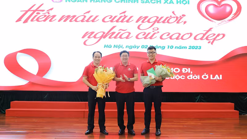 Tổng Giám đốc Dương Quyết Thắng (giữa) khen thưởng người lao động tích cực tham gia hiến máu nhiều lần.