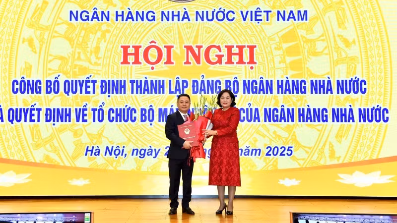 Thống đốc Ngân hàng Nhà nước Nguyễn Thị Hồng chúc mừng ông Nguyễn Ngọc Cảnh. Ảnh: HỒNG ANH