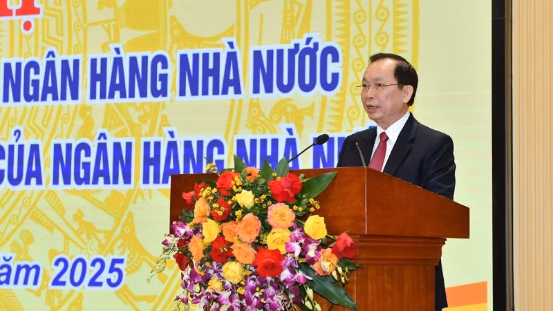 Phó Thống đốc Thường trực Ngân hàng Nhà nước Đào Minh Tú công bố quyết định tại Hội nghị.