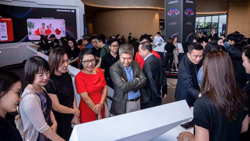 Khách hàng trải nghiệm dịch vụ của Techcombank tại sự kiện công nghệ vừa qua.