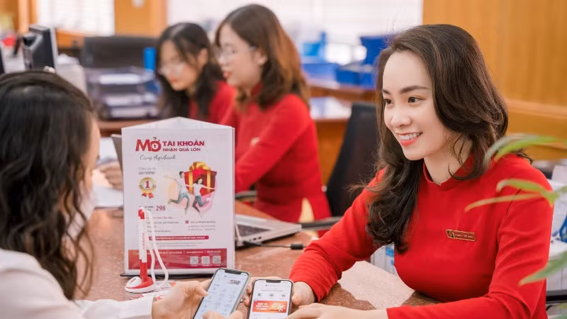 Nữ lao động Agribank không ngừng học hỏi, nâng cao trình độ chuyên môn.