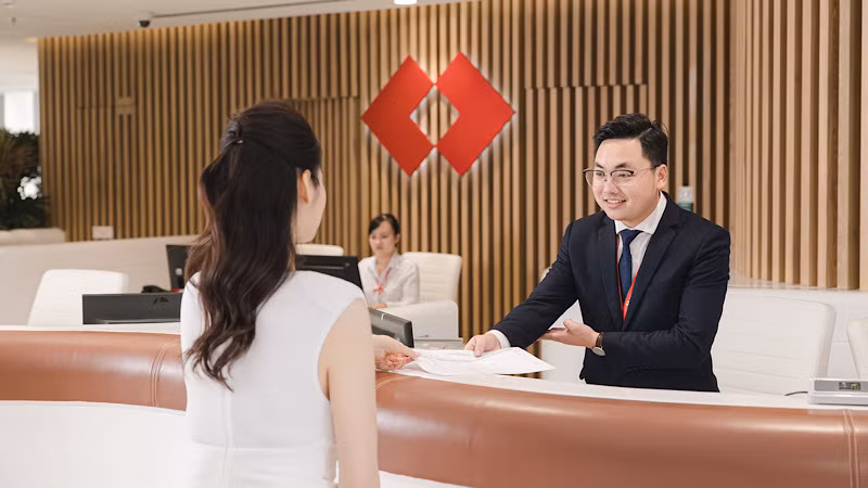 Khách hàng giao dịch tại chi nhánh Techcombank.