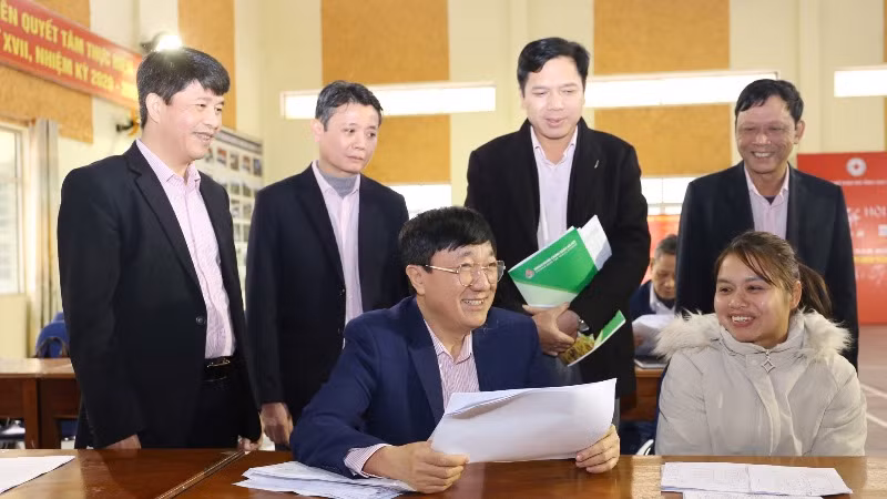 Tổng Giám đốc Dương Quyết Thắng trao đổi với Tổ trưởng Tổ tiết kiệm và vay vốn tại phiên giao dịch định kỳ hàng tháng của Ngân hàng Chính sách xã hội tại xã Phong Niên, huyện Bảo Thắng, tỉnh Lào Cai. 