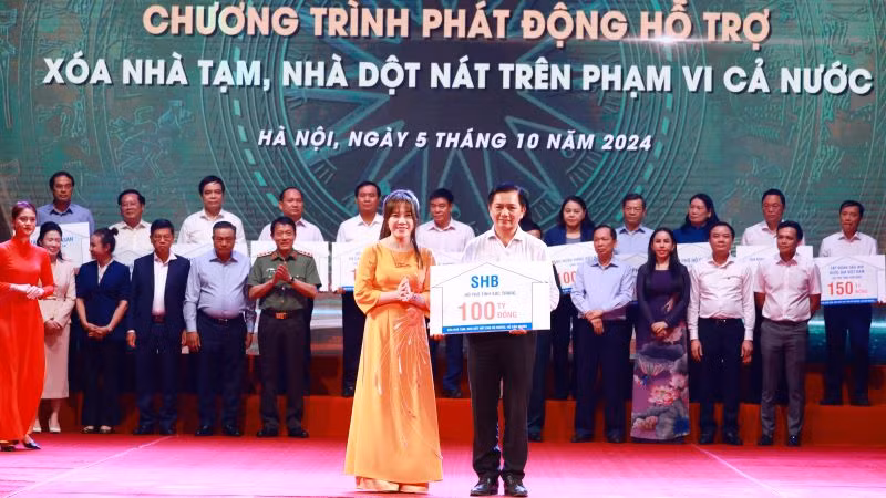 Bà Ninh Thị Lan Phương – Phó Tổng Giám đốc SHB đại diện Ngân hàng trao tặng 100 tỷ đồng cho tỉnh Sóc Trăng.