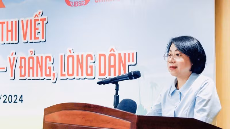 Tổng Biên tập Thời báo Ngân hàng Hoàng Thanh Nhàn phát biểu tại cuộc họp báo.