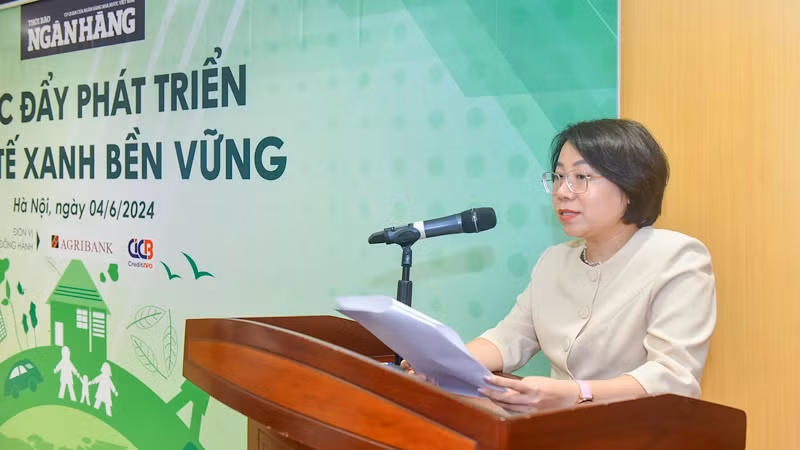 Tổng Biên tập Thời báo Ngân hàng Hoàng Thanh Nhàn phát biểu tại Tọa đàm.