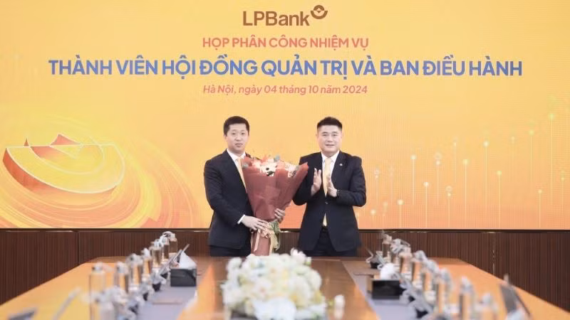 Ông Nguyễn Đức Thụy – Chủ tịch HĐQT LPBank (phải) tặng hoa chúc mừng cho ông Vũ Quốc Khánh – Quyền Tổng Giám đốc (trái)