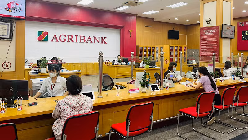 Khách hàng giao dịch tại chi nhánh ngân hàng Agribank. Khách hàng giao dịch tại chi nhánh ngân hàng Agribank.
