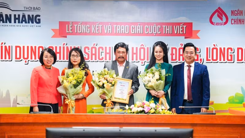 Ban tổ chức trao giải đặc biệt cho các tác giả của tác phẩm “Tín dụng chính sách xã hội - Trụ đỡ hợp “ý Đảng, lòng dân”.