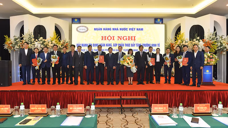 Phó Thống đốc Thường trực Đào Minh Tú trao quyết định và tặng hoa chúc mừng các cán bộ lãnh đạo Ngân hàng Nhà nước Chi nhánh khu vực 4.