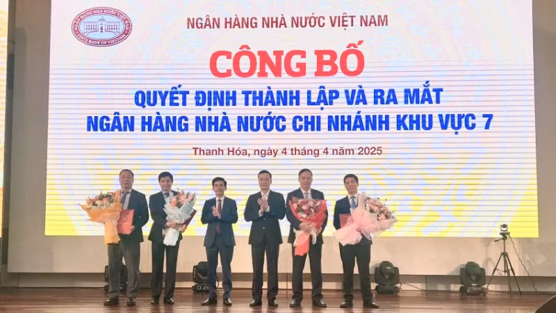 Phó Thống đốc Ngân hàng Nhà nước Phạm Quang Dũng trao quyết định cho Ban lãnh đạo Ngân hàng Nhà nước Khu vực 7.