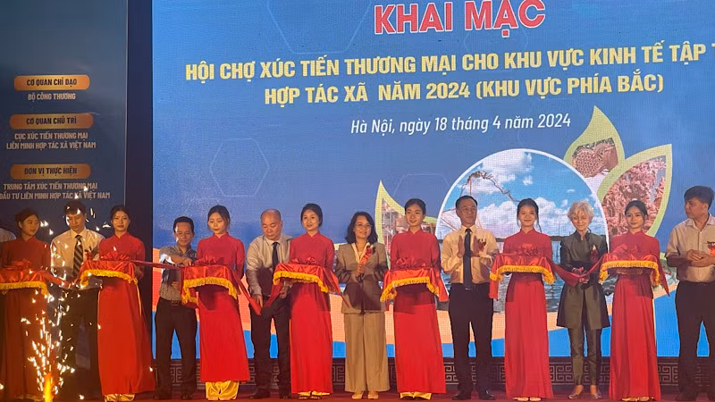 Lễ cắt băng khai mạc Hội chợ.