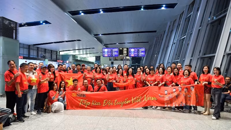 Đoàn cổ động viên Việt Nam sang Thái Lan tiếp lửa cho đội tuyển.