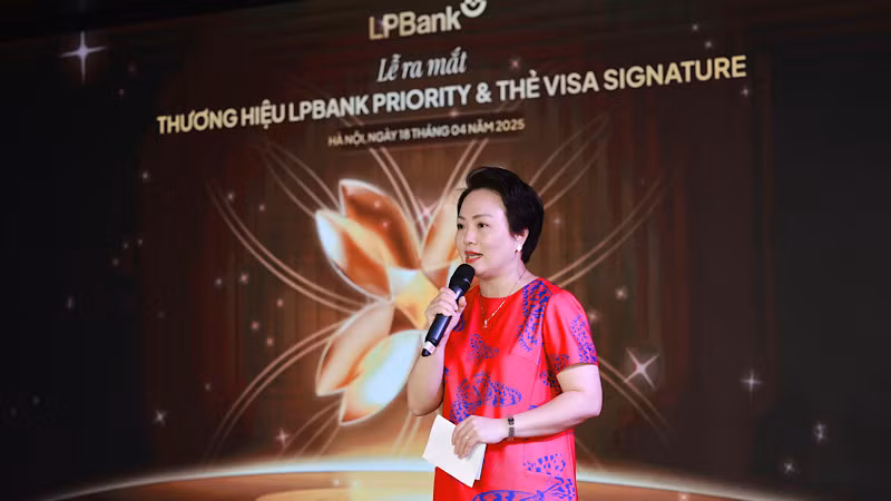 Bà Đặng Tuyết Dung - Giám đốc Visa Việt Nam và Lào chúc mừng LPBank ra mắt thành công thẻ tín dụng quốc tế cao cấp LPBank Visa Signature.