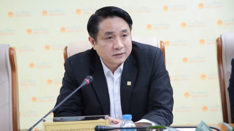 Phó Trưởng Ban Chính sách tín dụng của ngân hàng Agribank Lê Văn Tuấn chia sẻ ý kiến tại tọa đàm.