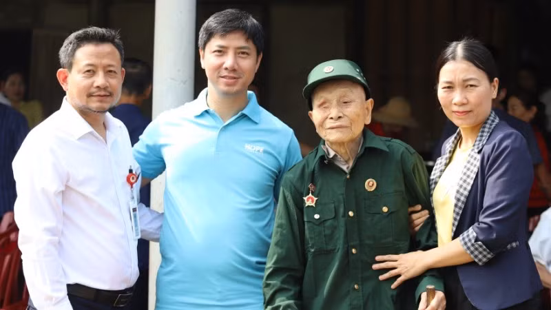 Ông Trần Viết Vấn (thứ 2 từ phải sang) là một trong các hộ gia đình nhận trao tặng Nhà Hy vọng.