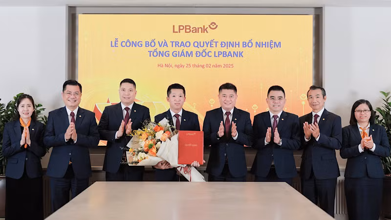 Hội đồng quản trị LPBank và Ban kiểm soát chúc mừng ông Vũ Quốc Khánh, tân Tổng giám đốc.