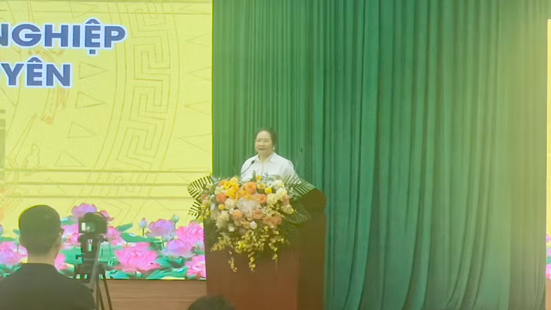 Bà Nguyễn Thị Vinh, Tổng Giám đốc Công ty cổ phần Thương mại Thái Hưng phát biểu ý kiến tại Hội nghị.