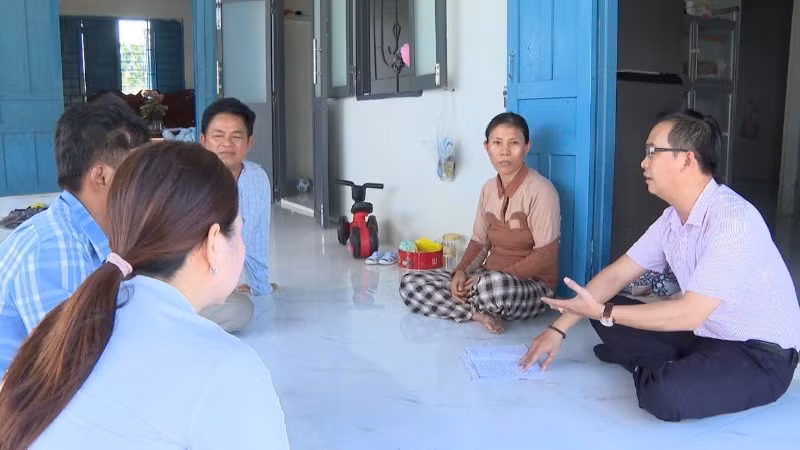 Cán bộ tín dụng Ngân hàng Chính sách xã hội tỉnh Ninh Thuận thăm hỏi hộ gia đình vay vốn.