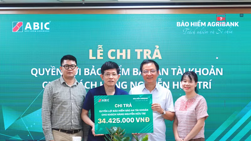 Ông Nguyễn Hữu Trí nhận tiền bồi thường bảo hiểm.