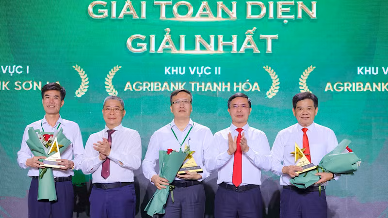 Trao giải tại buổi lễ tổng kết chương trình thi đua.