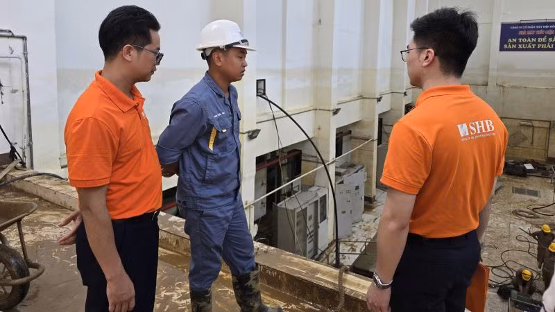 Cán bộ Ngân hàng SHB trực tiếp đến thăm hỏi, động viên đồng thời trao đổi, làm việc với các khách hàng nhằm nhanh chóng triển khai các phương án tái thiết hiệu quả.