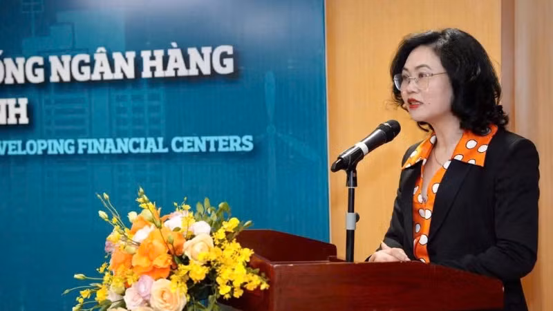 Tổng Biên tập Thời báo Ngân hàng Lê Thị Thúy Sen phát biểu khai mạc tọa đàm.