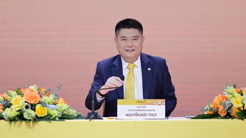Chủ tịch HĐQT LPBank Nguyễn Đức Thụy chia sẻ "chúng tôi mong muốn chia cổ tức hằng năm càng cao càng tốt".