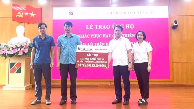 Hoạt động ủng hộ, hỗ trợ khắc phục thiên tai, bão lũ tại các địa phương bị thiệt hại.