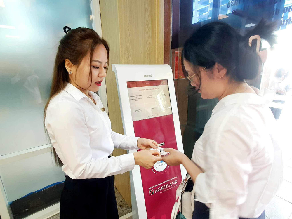 Người dân lấy số thứ tự để mua vàng miếng SJC tại chi nhánh Agribank.
