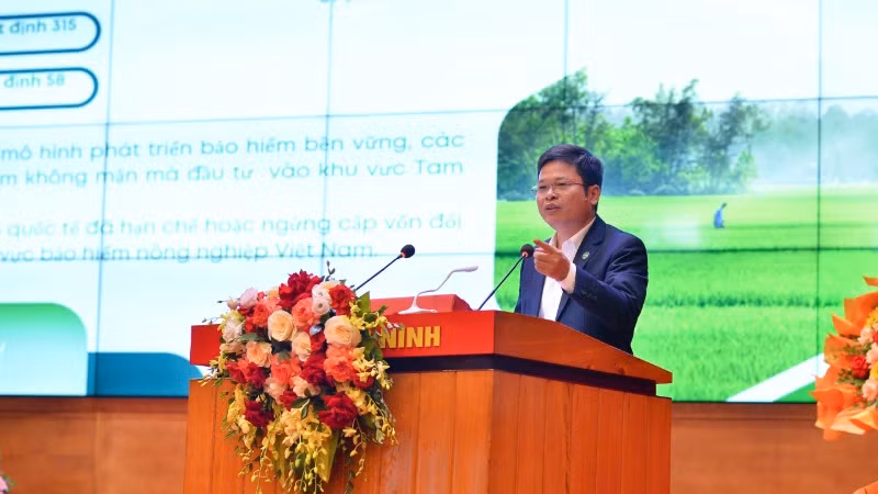 Ông Đỗ Minh Hoàng – Thành viên Hội đồng Quản trị Bảo hiểm Agribank chia sẻ ý kiến tại hội thảo.
