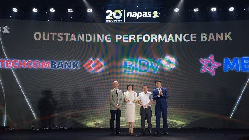 Đại diện các ngân hàng ngân hàng Techcombank, MB, BIDV nhận giải Ngân hàng tiêu biểu.