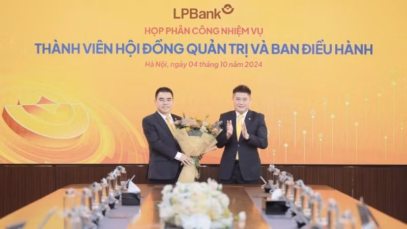 Chủ tịch HĐQT LPBank Nguyễn Đức Thụy (phải) tặng hoa chúc mừng cho ông Hồ Nam Tiến – Phó Chủ tịch thường trực HĐQT (trái)