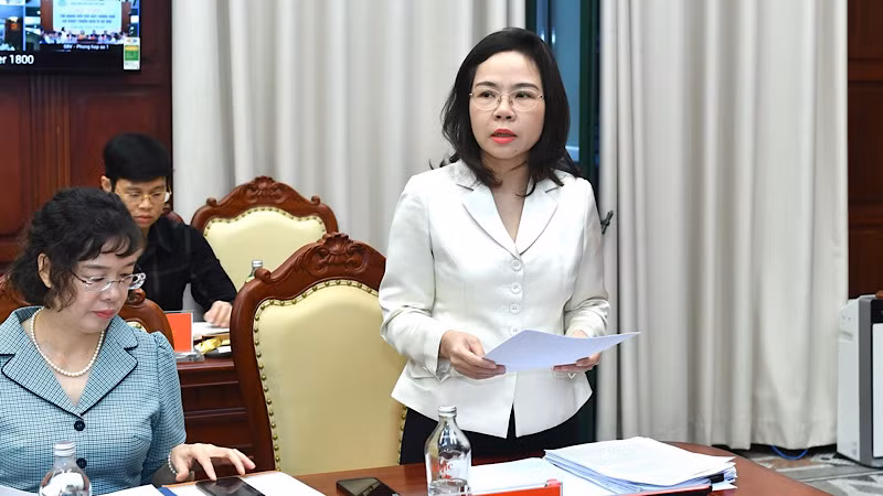 Vụ trưởng Vụ Tín dụng các ngành kinh tế (Ngân hàng Nhà nước) Hà Thu Giang báo cáo tại Hội nghị.